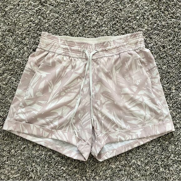 Lululemon Shadow Leaf/Light Ivory Muse Spring Break Away 3" Shorts Women… - Picture 1 of 9